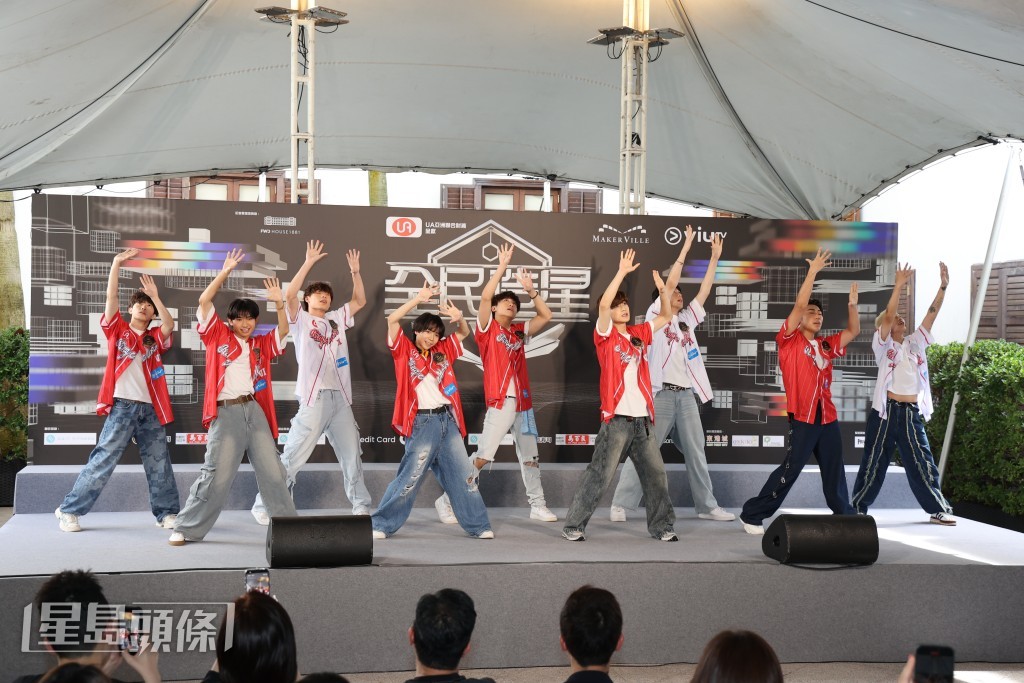 《全民造星VI》其中37位參賽者在台上表演。