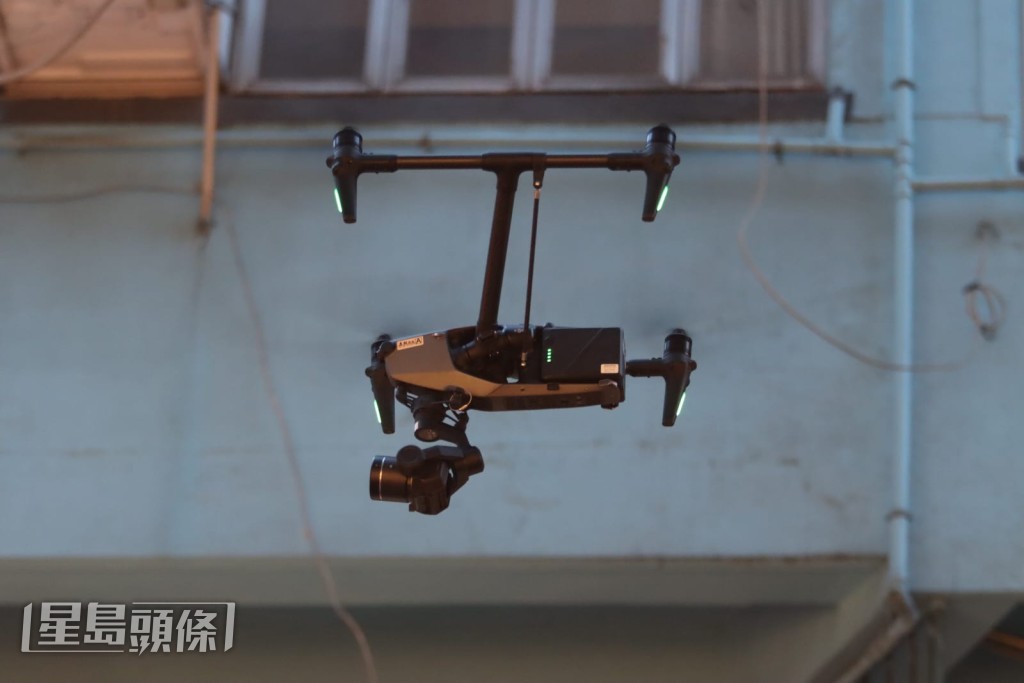 劇組出動航拍機拍攝。