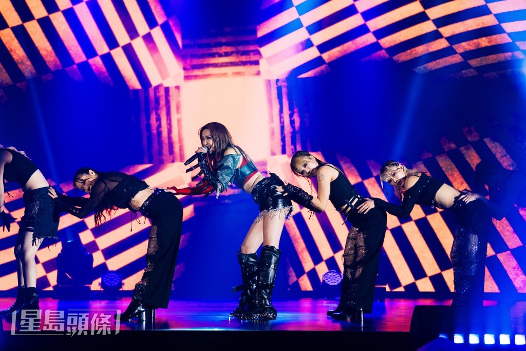 Jinny多謝排舞老師和一班 Dancers。 Jinny多謝排舞老師和一班 Dancers。