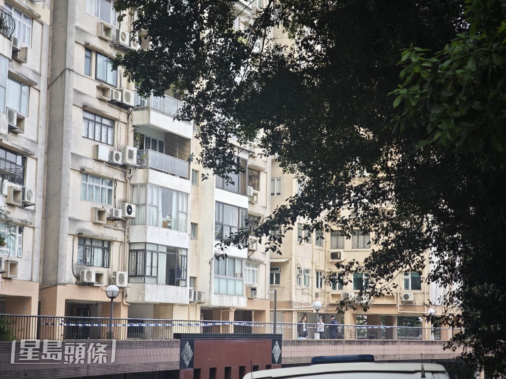 今日（28日）清晨6時12分，警方接獲報案，指大坑道113號瑞士花園有人懷疑從高處墮下，倒臥在屋苑平台位置。黎志偉攝