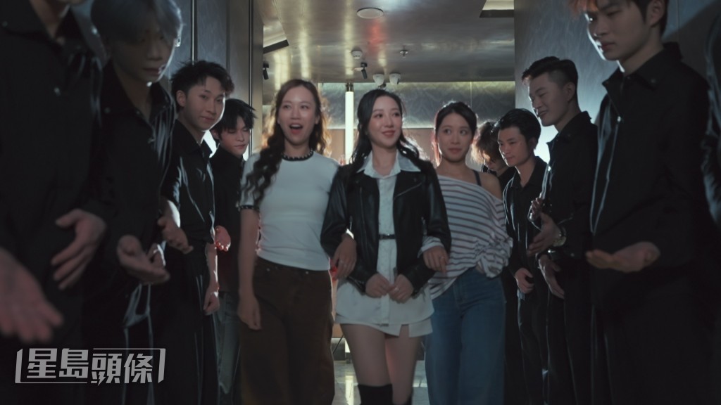 何依婷又笑指經過今次之後，發現公司的男藝人很靚仔。
