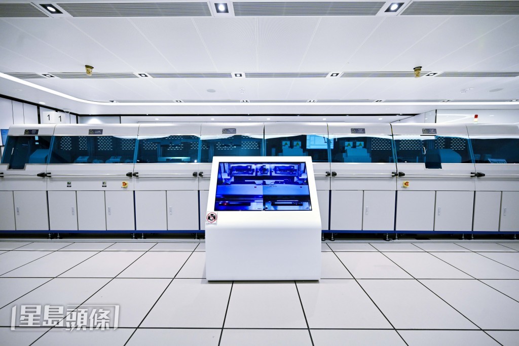 護照內的個人資料頁，全部均在入境處的旅行證件印製中心內印製。