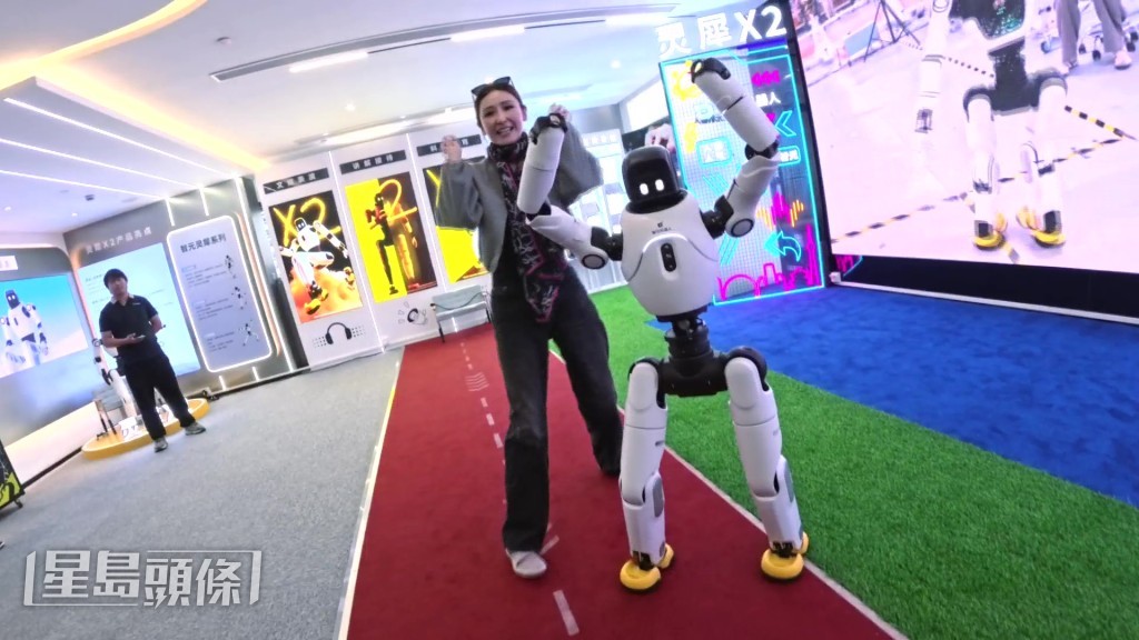 Janis跟機械人一齊跳舞。