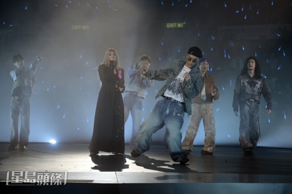 6人升上台後也有一種是否發緊夢的感覺。