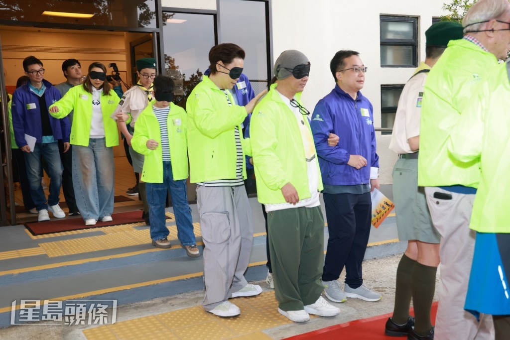 期間他們戴上眼罩，親身體驗視障。