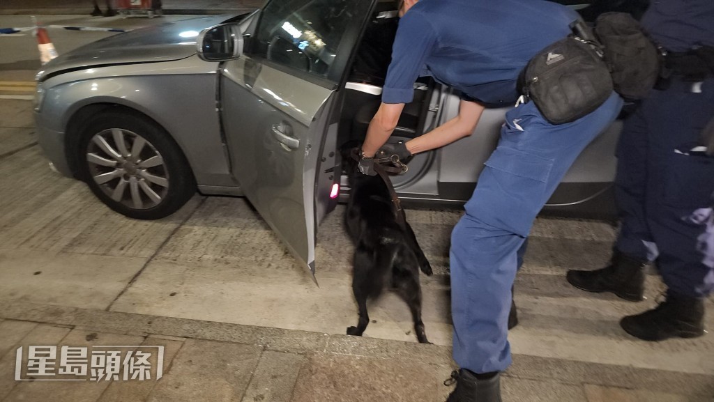 警方隨後派出警犬到場協助搜車。黎志偉攝