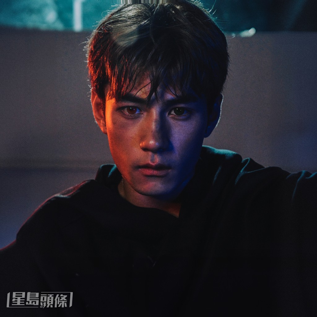 Jeffrey新歌《白色踢死兔》帶出現實生活中背負多少重擔或煎熬。 Jeffrey新歌《白色踢死兔》帶出現實生活中背負多少重擔或煎熬。