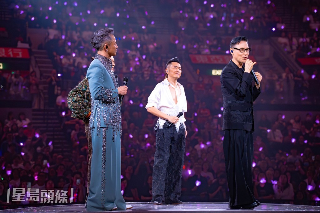 學友笑言不可以掛在睡房，阿智說：「你掛住一個人就得啦！」