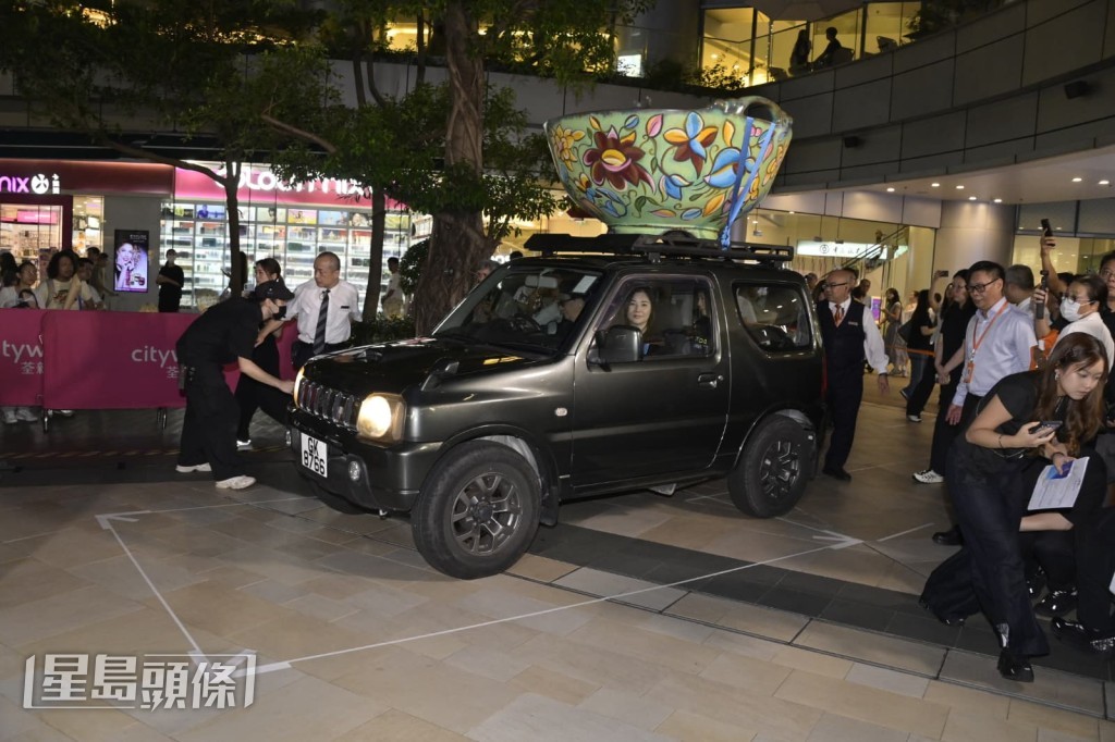 張家輝、蒙嘉慧、鍾雪瑩以戲中家庭車入場。 張家輝、蒙嘉慧、鍾雪瑩以戲中家庭車入場。