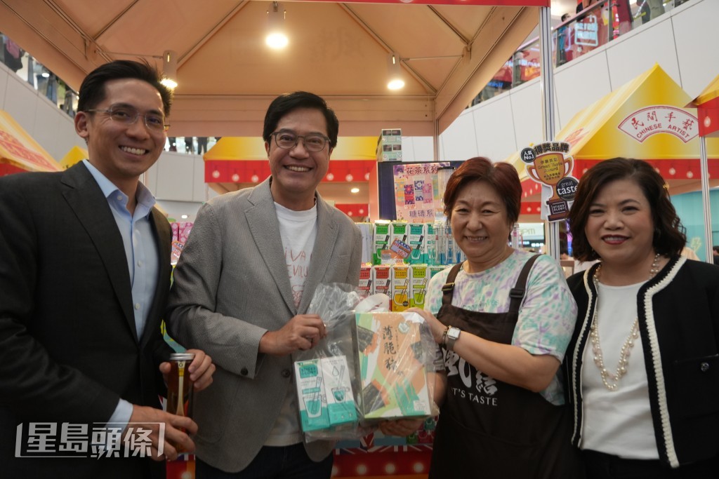 黃偉綸購買了豬肉乾、牛軋糖等商品。吳艷玲攝