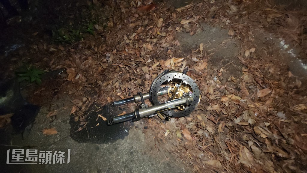電單車「頭擔」斷開。黎志偉攝 電單車「頭擔」斷開。黎志偉攝