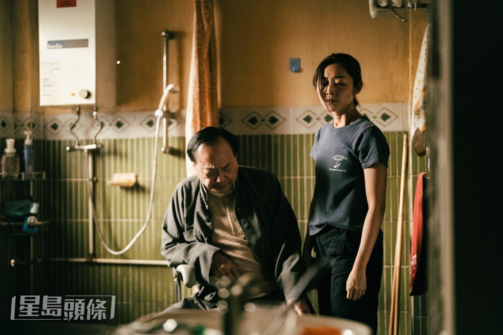 Michelle在戲中為中風癱瘓了的父親冲涼而被摑。 Michelle在戲中為中風癱瘓了的父親冲涼而被摑。