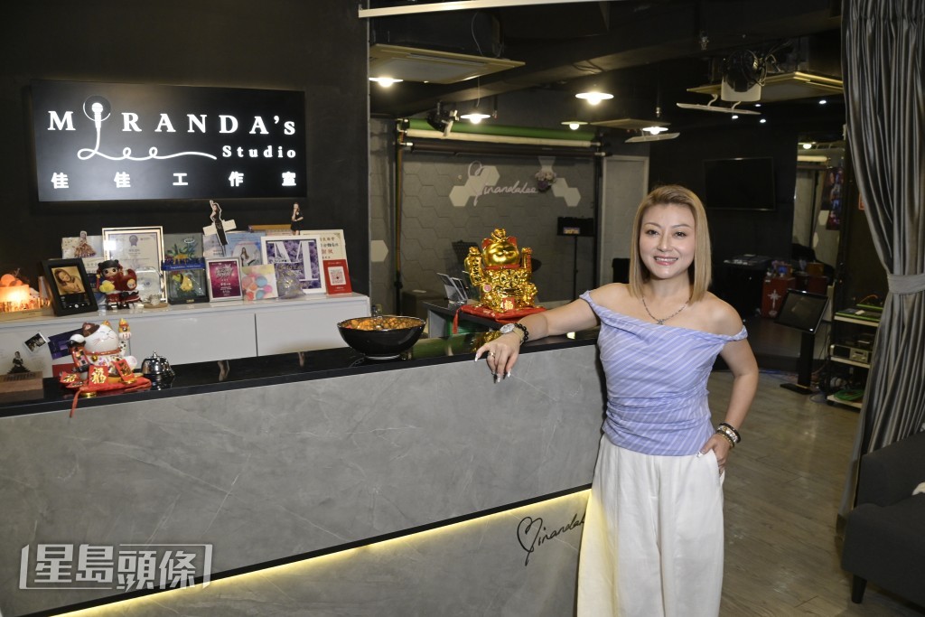 李佳來港後除積極參加比賽，亦創辦佳佳工作室，志在栽培新一代歌手。