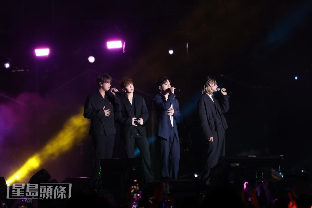  4子身穿黑西裝型爆登場，演唱《集合吧！地球保衞隊》、《 Strawberry Love》、《Catch a Vibe》，跳唱勁度十足。