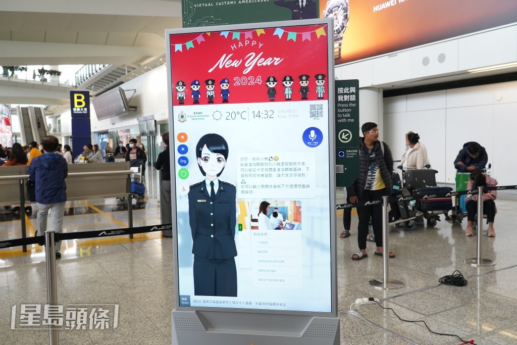 「虛擬服務大使」小慧解答旅客查詢。葉偉豪攝 「虛擬服務大使」小慧解答旅客查詢。葉偉豪攝