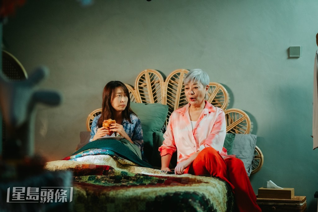 金燕玲在片中扮演周家怡的開明媽媽,鼓勵她尋回自我和快樂。 金燕玲在片中扮演周家怡的開明媽媽,鼓勵她尋回自我和快樂。