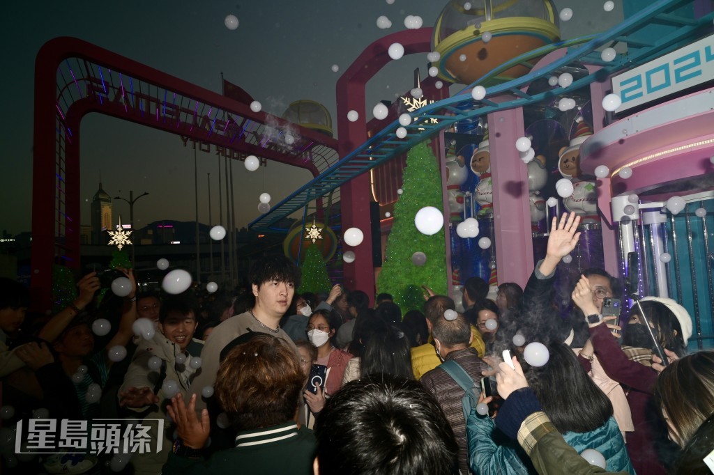 烟雾泡泡营造漫天飘雪效果。
