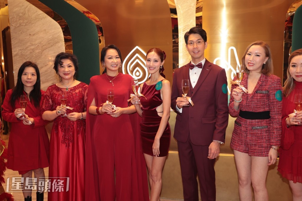 Grace一身深紅色短裙Look,好有聖誕氣氛。 Grace一身深紅色短裙Look,好有聖誕氣氛。
