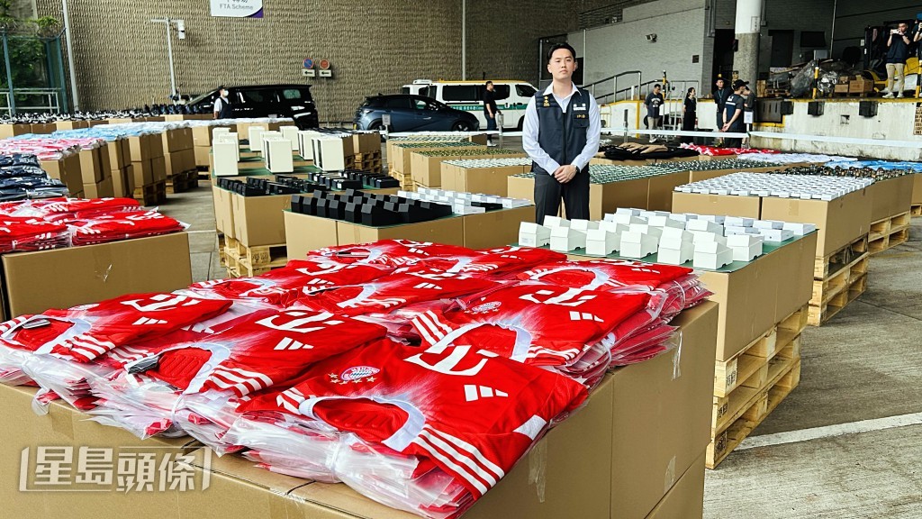 海關展示檢獲的懷疑冒牌貨品。蔡楚輝攝