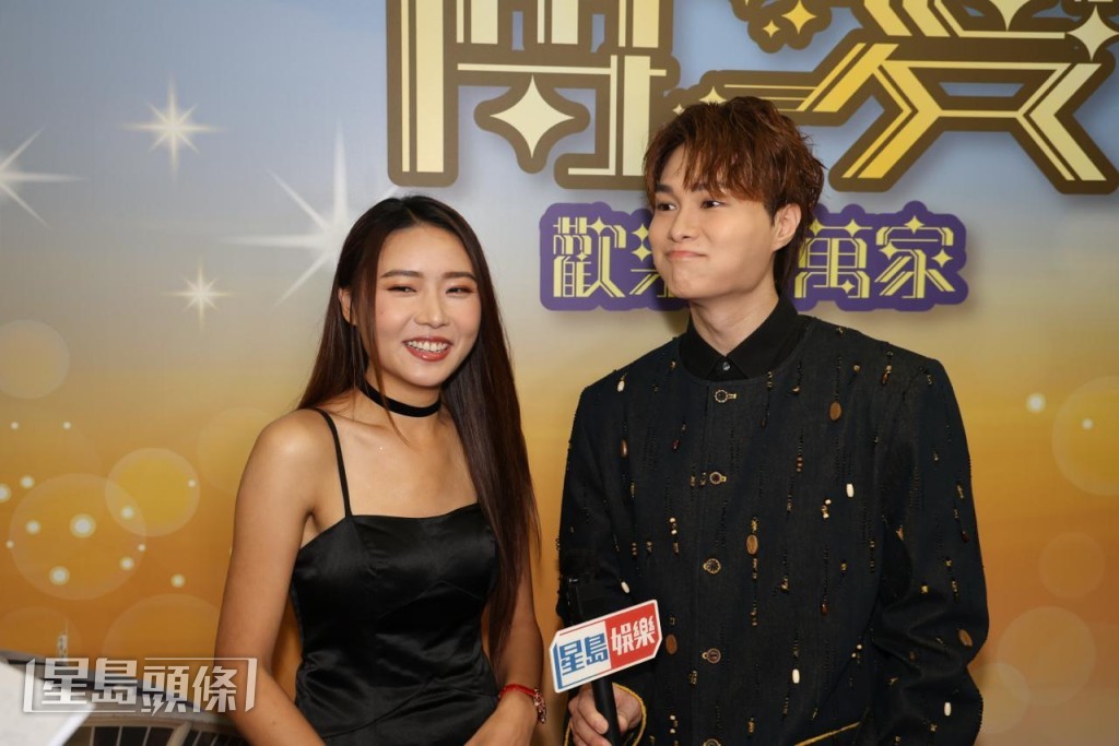 問到胡鴻鈞是否她的兒時偶像?胡鴻鈞忍不住說:「你從小學聽我的歌?應該是中學吧!」 問到胡鴻鈞是否她的兒時偶像?胡鴻鈞忍不住說:「你從小學聽我的歌?應該是中學吧!」