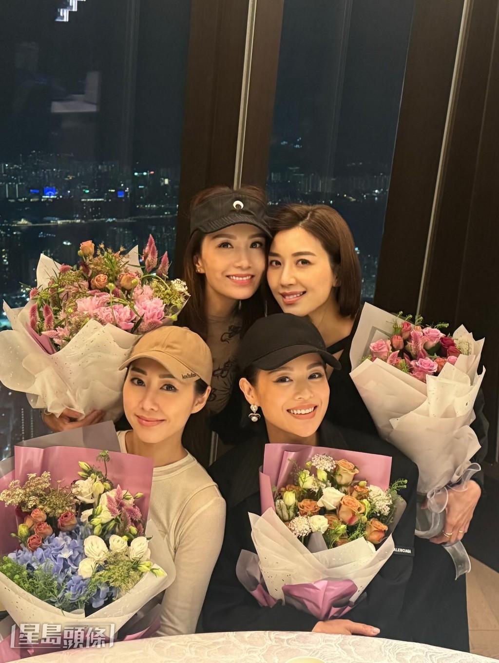 「胡說八道會」早前聚會,姚子羚與正忙拍《新聞女王2》的李施嬅缺席,被指是「內鬼」。 「胡說八道會」早前聚會,姚子羚與正忙拍《新聞女王2》的李施嬅缺席,被指是「內鬼」。