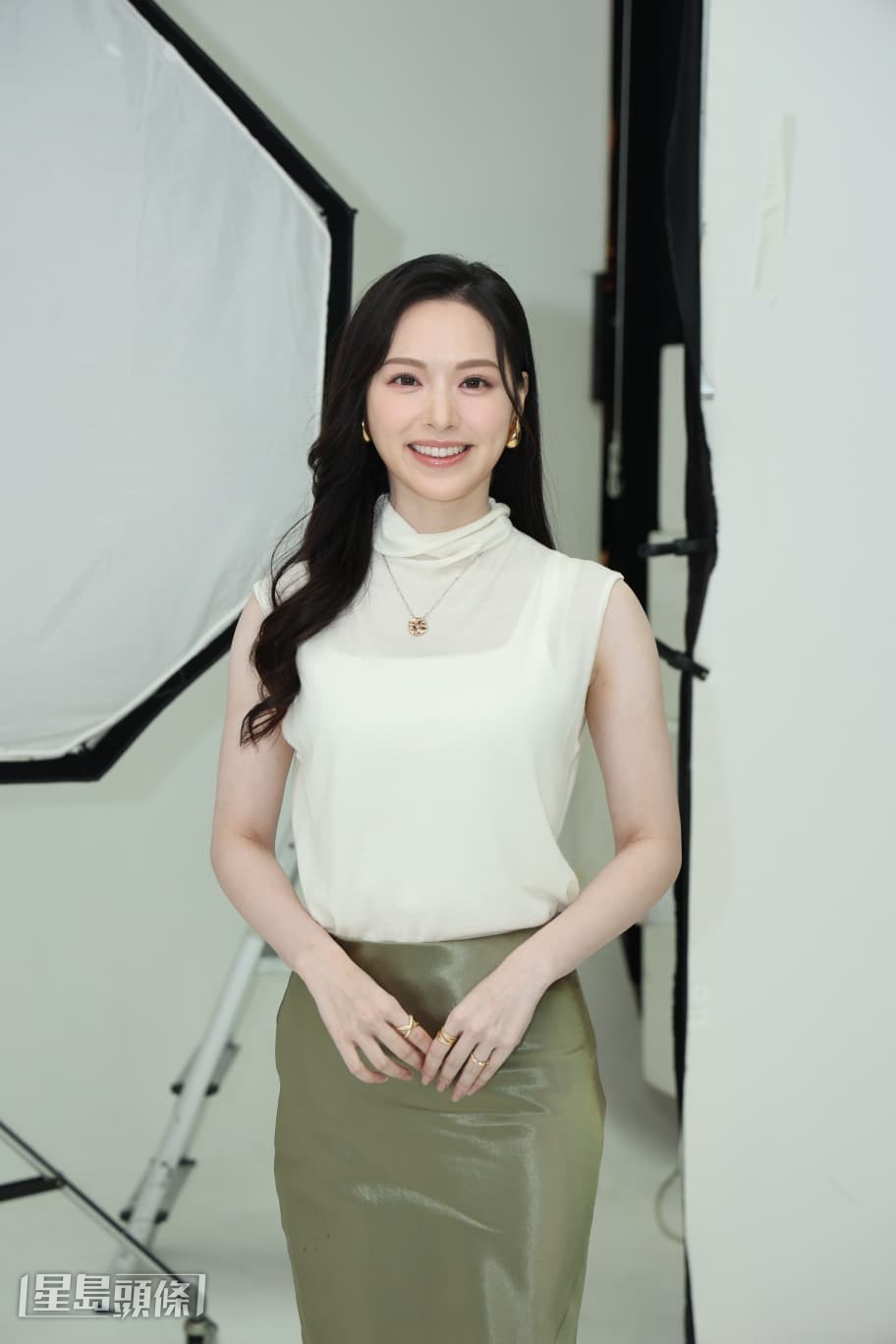 自爆早前皮膚敏感而未能出席《萬千星輝賀台慶》。 自爆早前皮膚敏感而未能出席《萬千星輝賀台慶》。