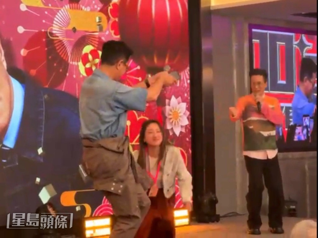 做經典的「拜神」動作。 做經典的「拜神」動作。