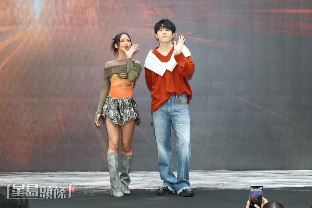 2人向樓上的粉絲打招呼。