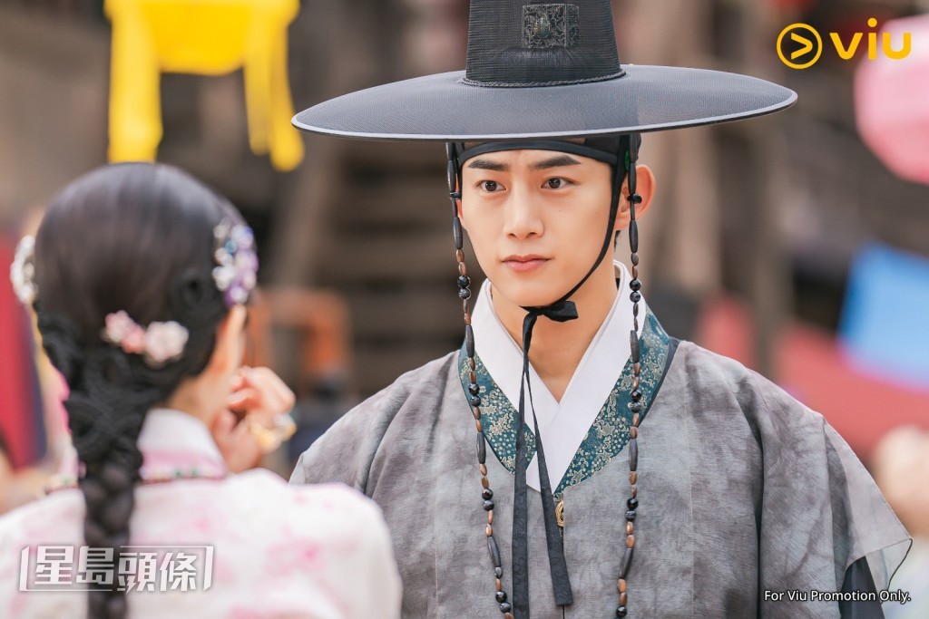 玉澤演在《我奪走了公爵的初夜》飾演文武雙全的李繁。 玉澤演在《我奪走了公爵的初夜》飾演文武雙全的李繁。