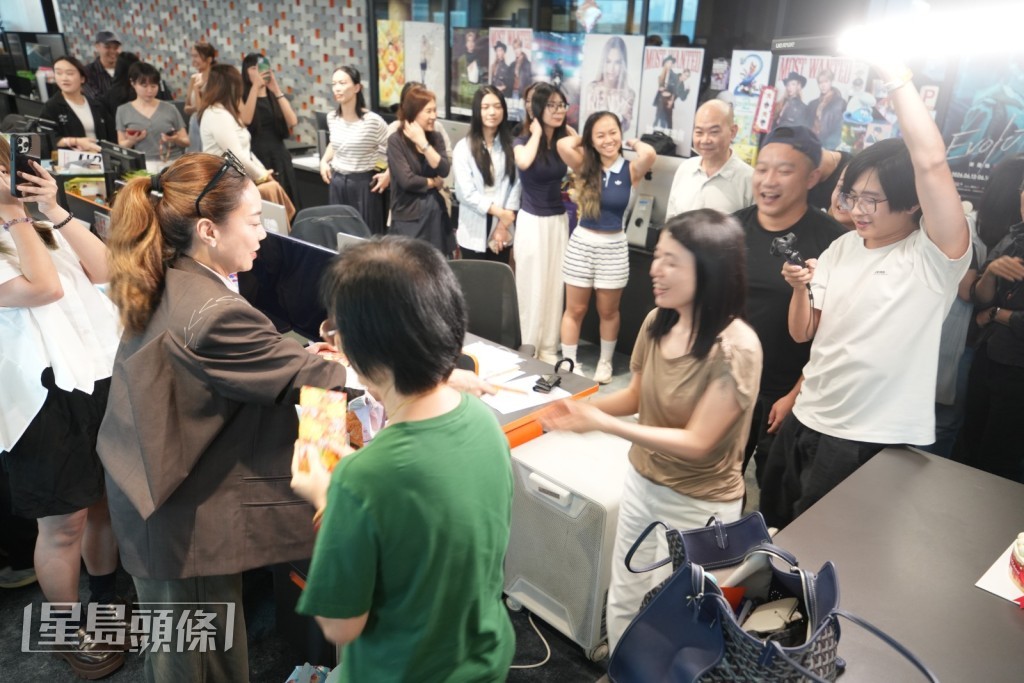 之後改為派實體利是,同事們都乖乖排隊等拎利是。 之後改為派實體利是,同事們都乖乖排隊等拎利是。