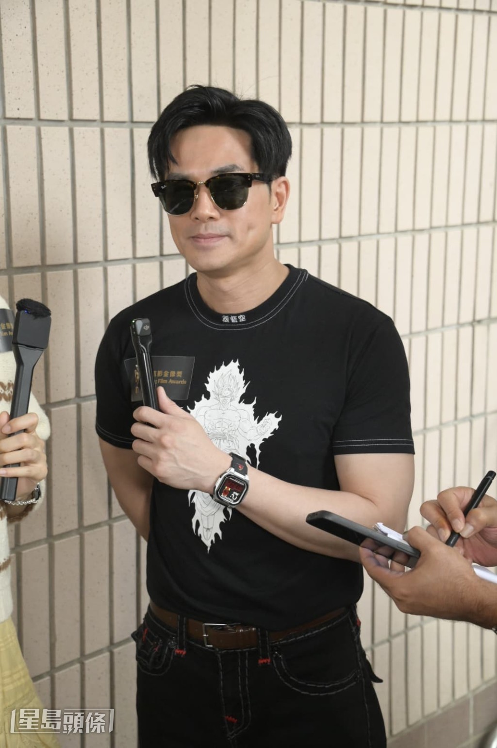 伍允龍表示在穿着這方面要向王丹妮學習。