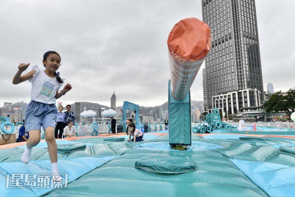 游乐场吸引逾万人报名，需抽签让1000人入场。卢江球摄