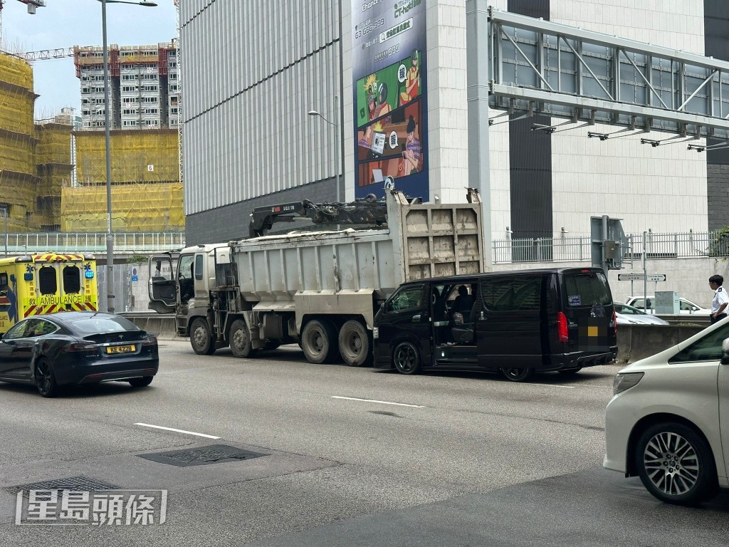 一輛私家車插入吊臂車車尾。譚智成攝 一輛私家車插入吊臂車車尾。譚智成攝