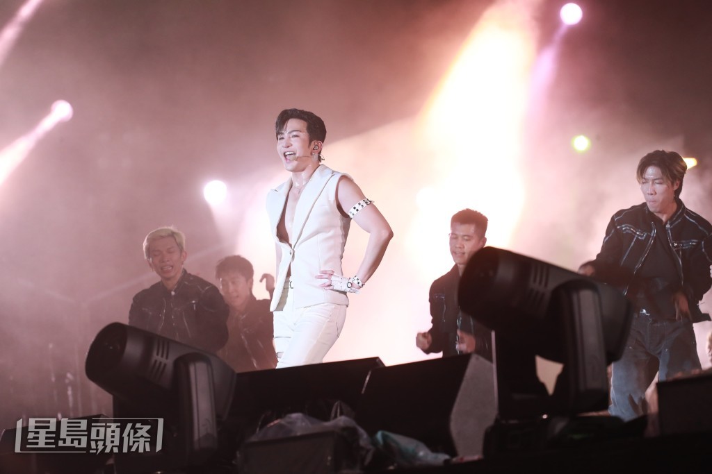 Anson Lo連續跳唱完3首歌。 Anson Lo連續跳唱完3首歌。