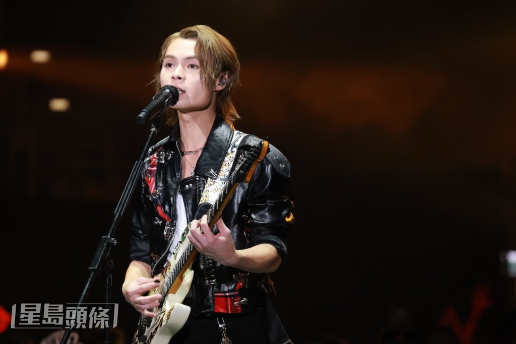 Tiger的妹妹更上台彈琴伴奏並與Tiger合唱一曲《Fields of Gold》。
