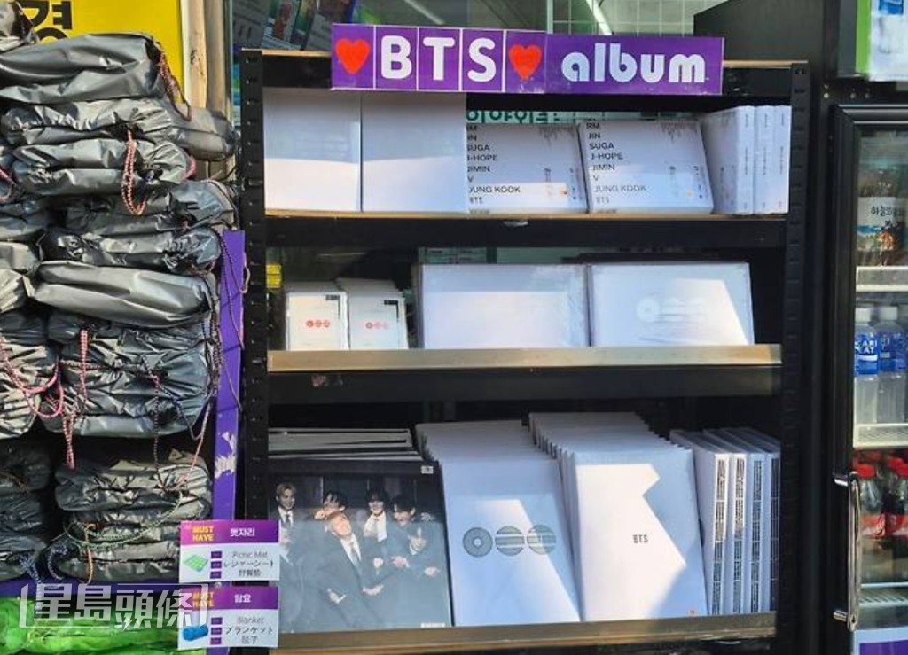 更有便利店在当眼位置晒出BTS专辑，以吸引粉丝们帮衬。