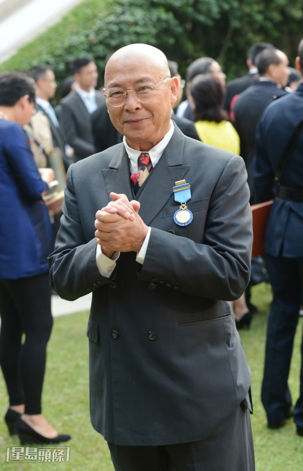 2013年獲港府頒發「榮譽勳章」,以表揚他對演藝文化界的貢戲。 2013年獲港府頒發「榮譽勳章」,以表揚他對演藝文化界的貢戲。