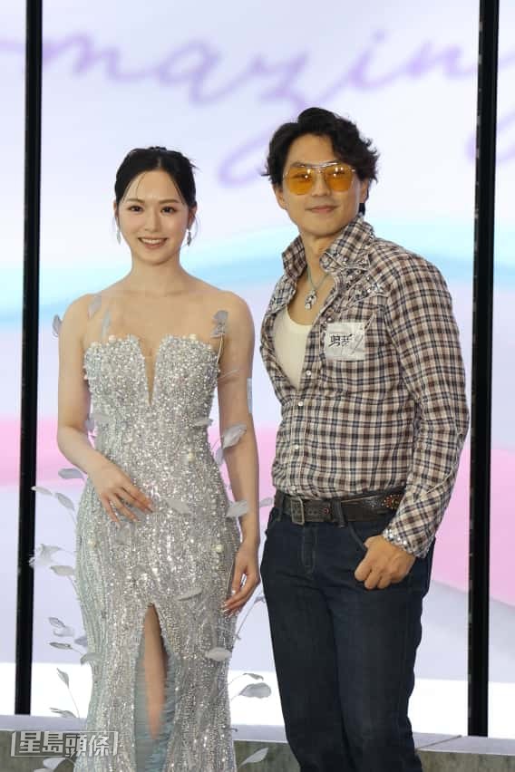 馮盈盈與森美擔任主持,森美因右眼生眼瘡,戴上飛行墨鏡示人。 馮盈盈與森美擔任主持,森美因右眼生眼瘡,戴上飛行墨鏡示人。