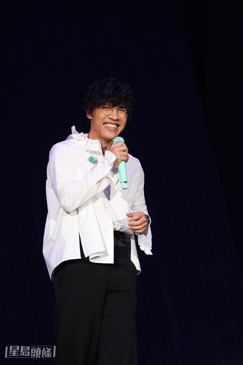 他指自己20年前第一次來香港在廣東道表演，指自己當時沒有抱着結他，完全沒有安全感。