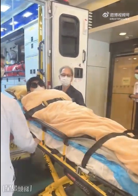 片中見到向太被救護車送到醫院的情況。