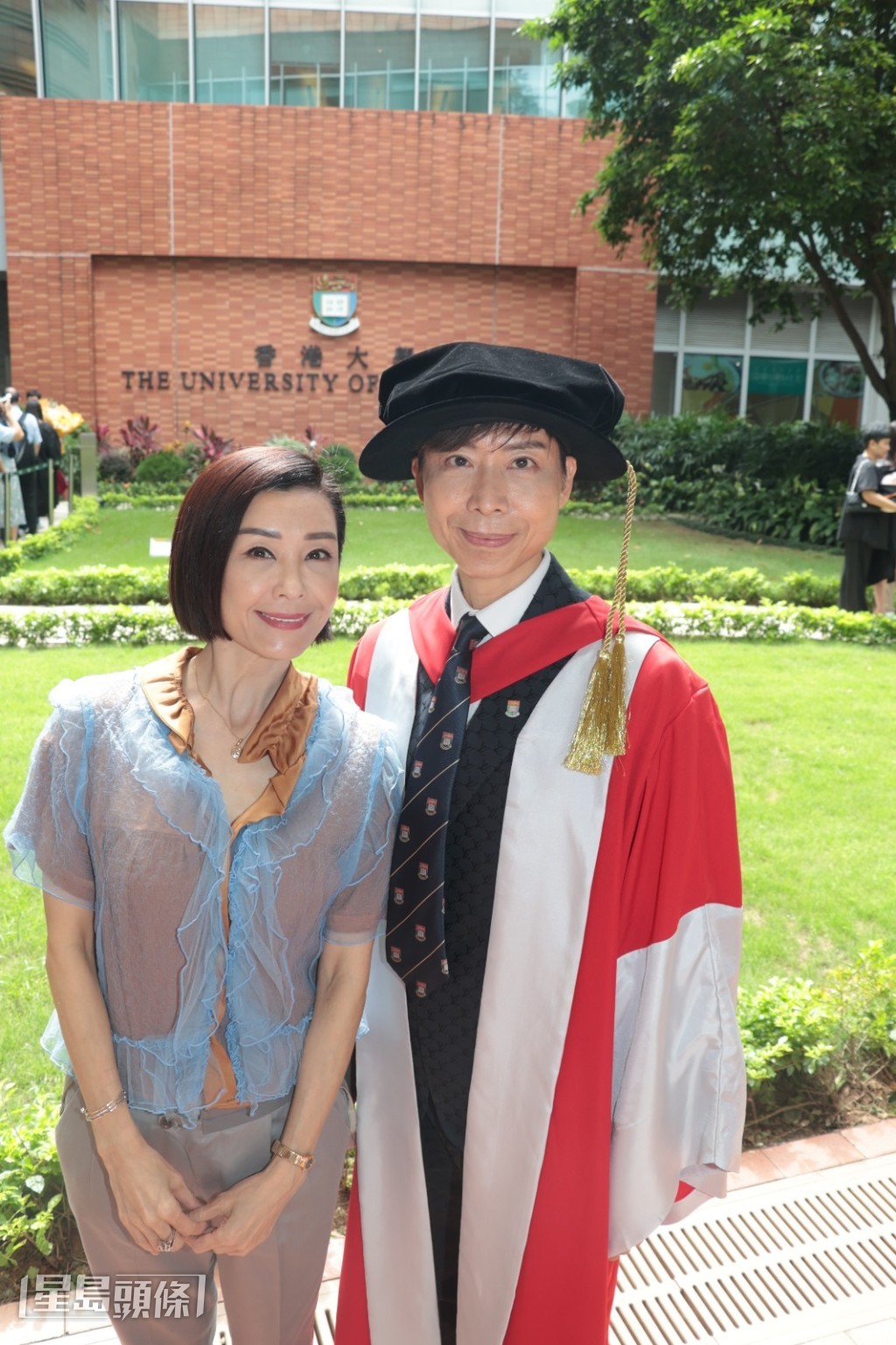 問伍姑娘是否也會找哥哥補英文？她笑言兩人的距離太大。