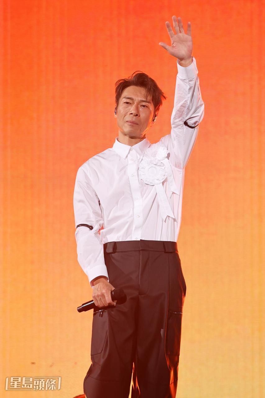 尾場演出令安仔既不捨又感動,難怪安仔也數次哽咽。 尾場演出令安仔既不捨又感動,難怪安仔也數次哽咽。