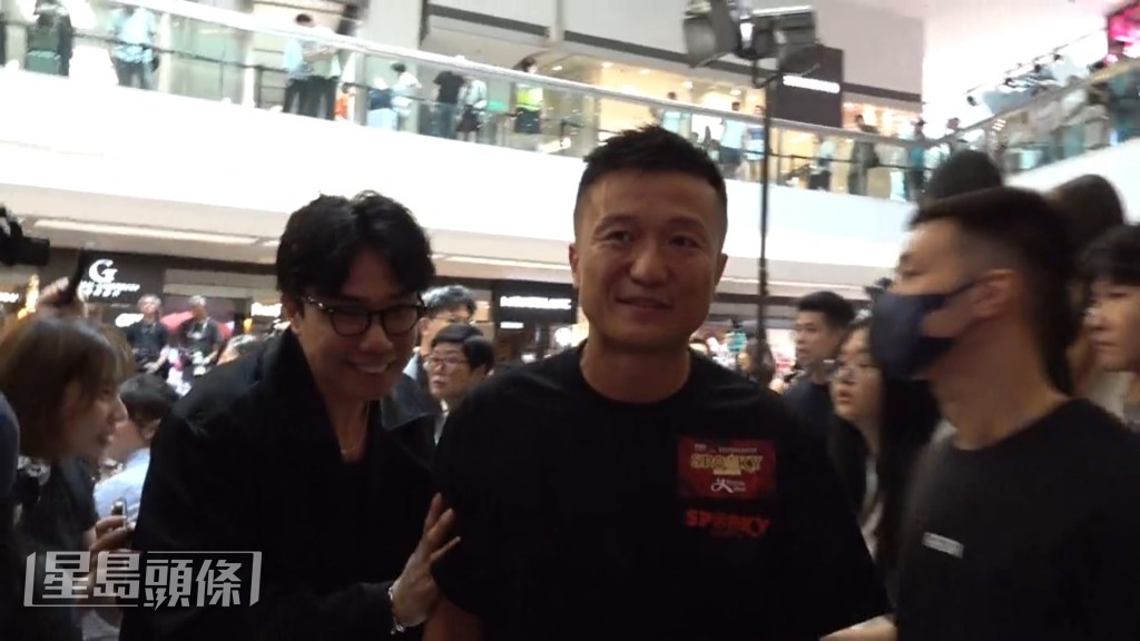 但他只是笑着離場，沒有回應。