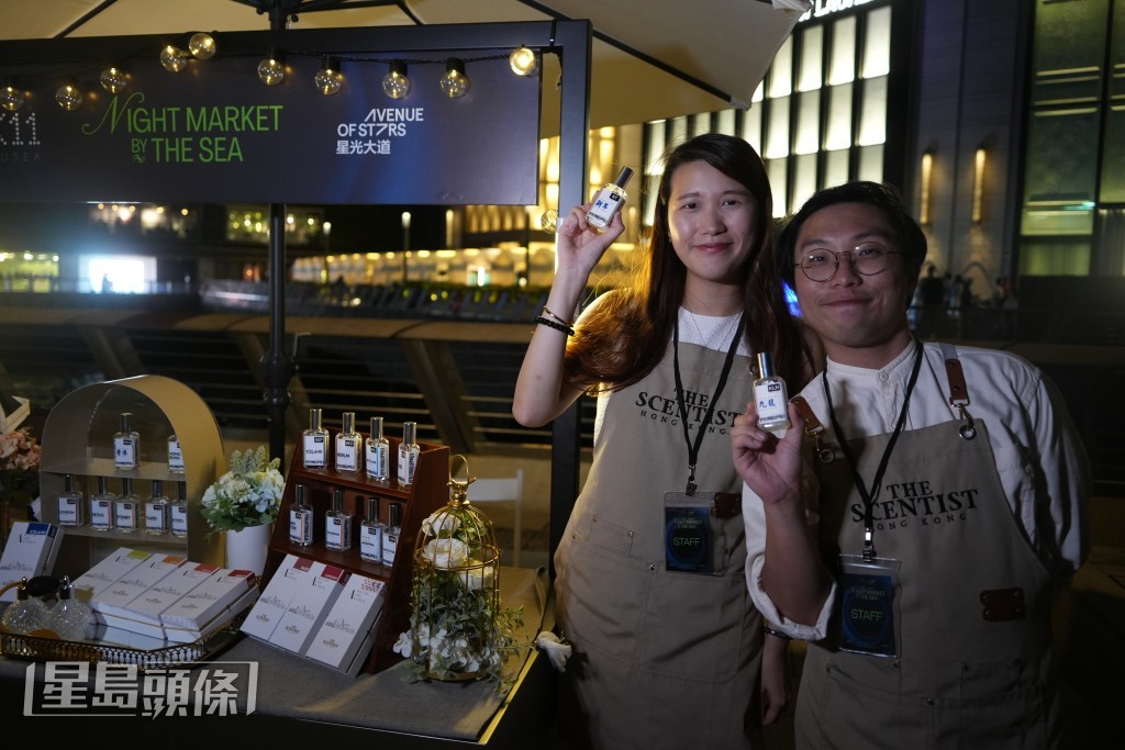 刘小姐(左)指摊位反应正面。吴艳玲摄