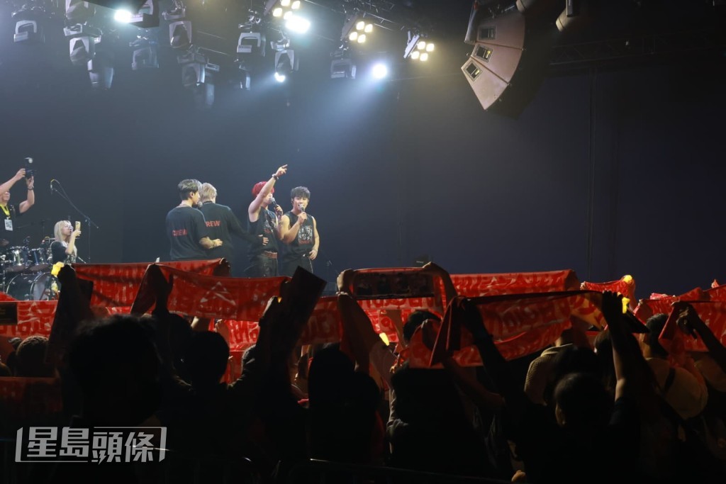 完場後,他們叫粉絲高舉紅色毛巾,營造一片「紅海」影大合照。 完場後,他們叫粉絲高舉紅色毛巾,營造一片「紅海」影大合照。