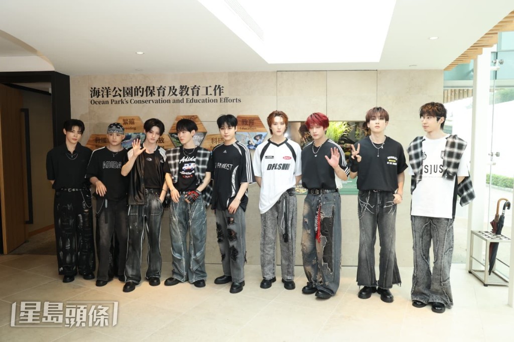 韩国男团XODIAC 9位成员昨晚（28日）来香港的海洋公园举行粉丝见面会。