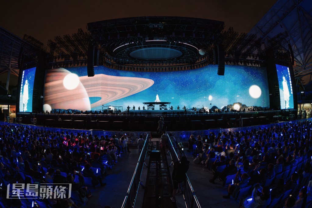 忆莲在台上感恩歌迷风雨无阻前来与她见面。