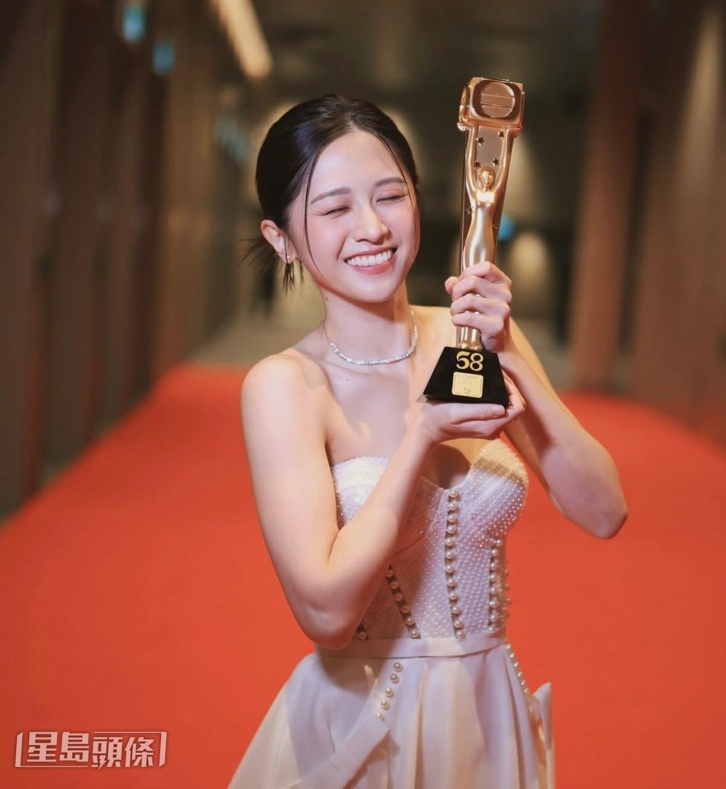 在《萬千星輝頒獎典禮2025》中奪得「最佳女新人」。