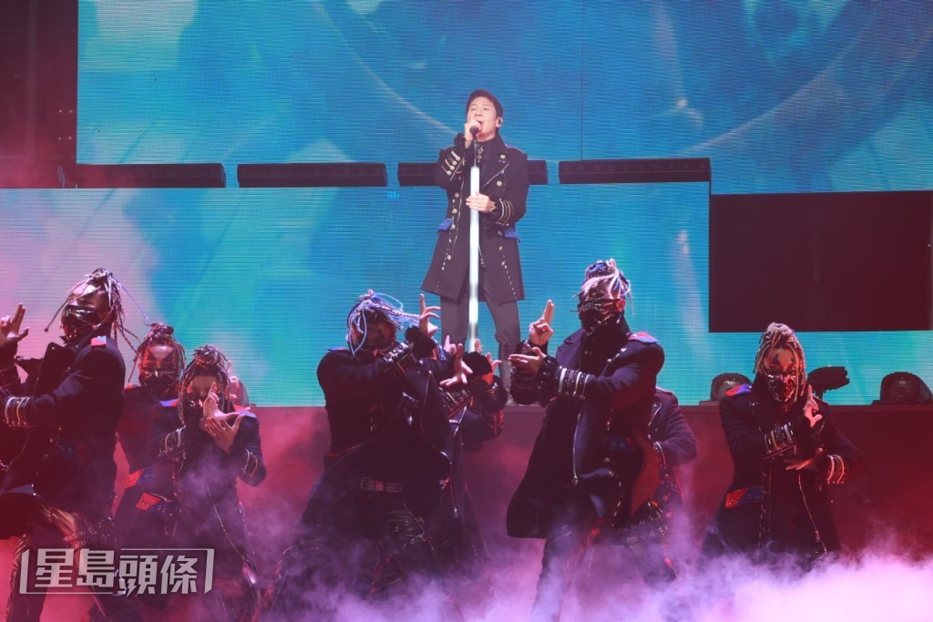 來到第二首歌《貪新愛舊》台下觀眾即一起開心起舞。 來到第二首歌《貪新愛舊》台下觀眾即一起開心起舞。