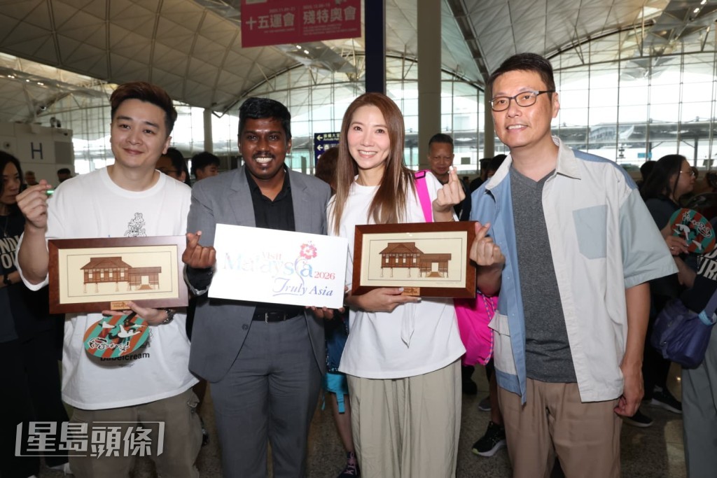 馬來西亞旅遊局亦到機場送上紀念品給他們。